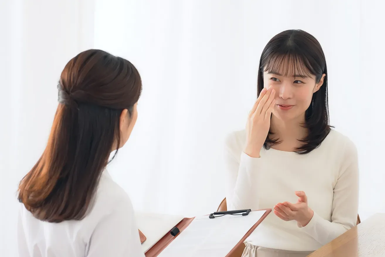 Woman speaking with a plastic surgeon during a consultation about her aesthetic concerns