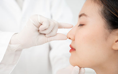 Woman in consultation with plastic surgeon discussing septoplasty treatment. 