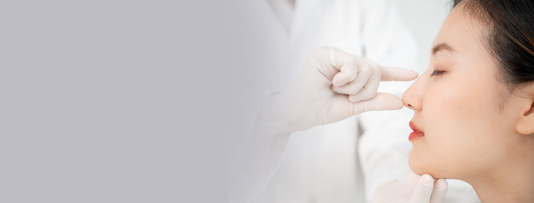 Woman in consultation with plastic surgeon discussing septoplasty treatment. 