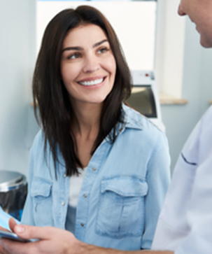 What to Expect at Your First Visit to a Plastic Surgeon - Blog Thumbnail